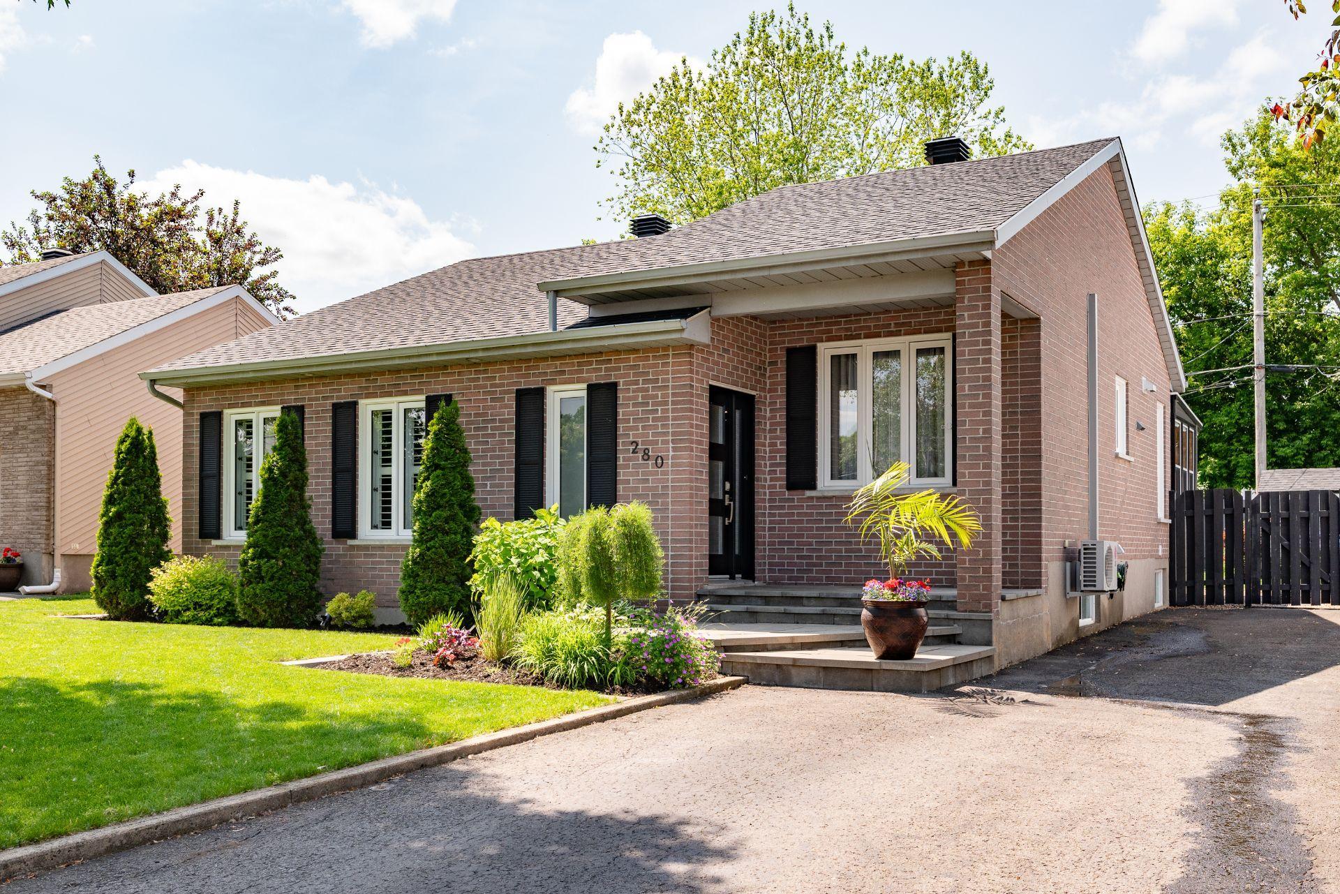 









280


Rue des Tulipes

,
Sainte-Catherine,




QC
J5C1N4

