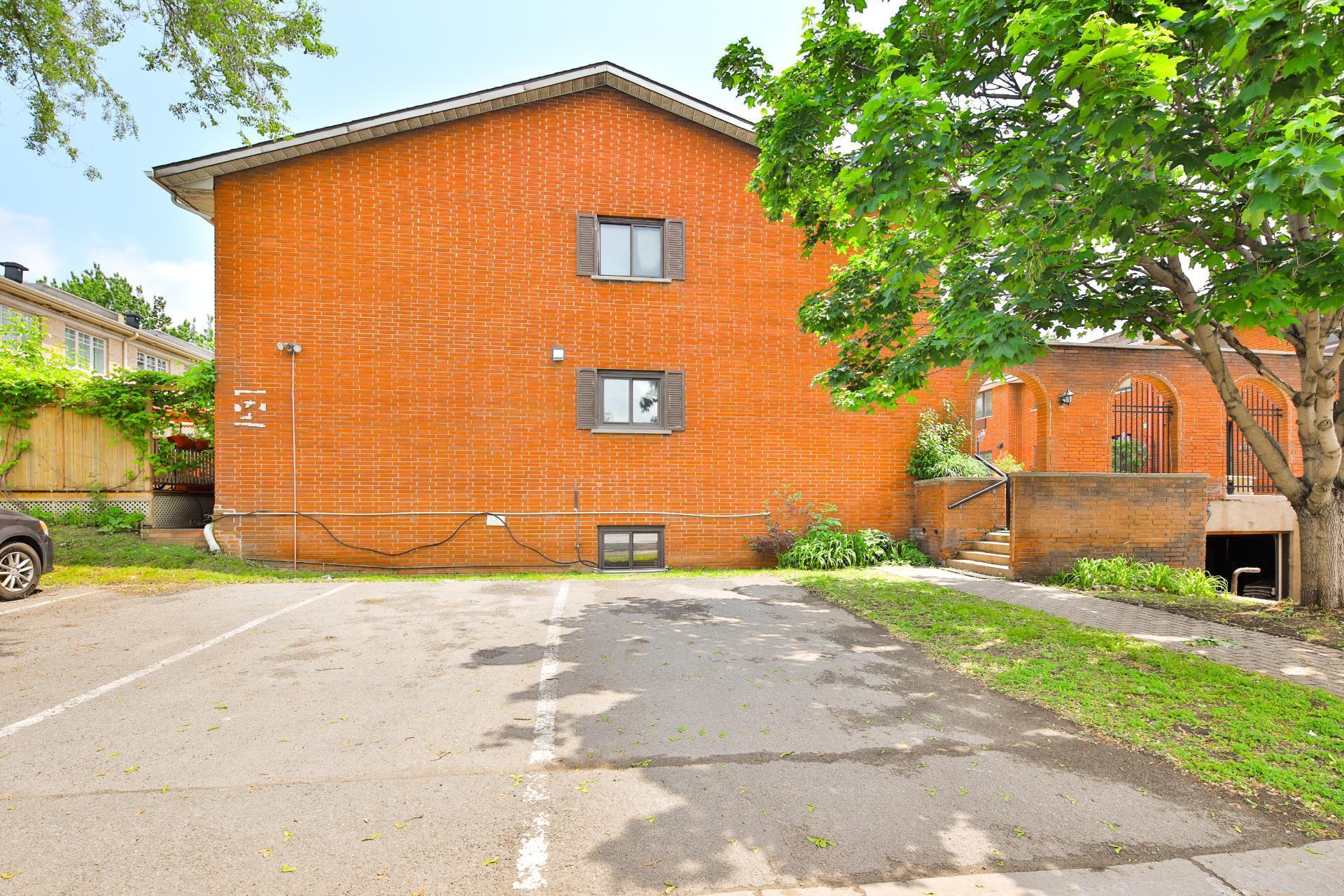 









3820


Ch. de la Côte-de-Liesse

,
Mont-Royal,




QC
H4N2P5

