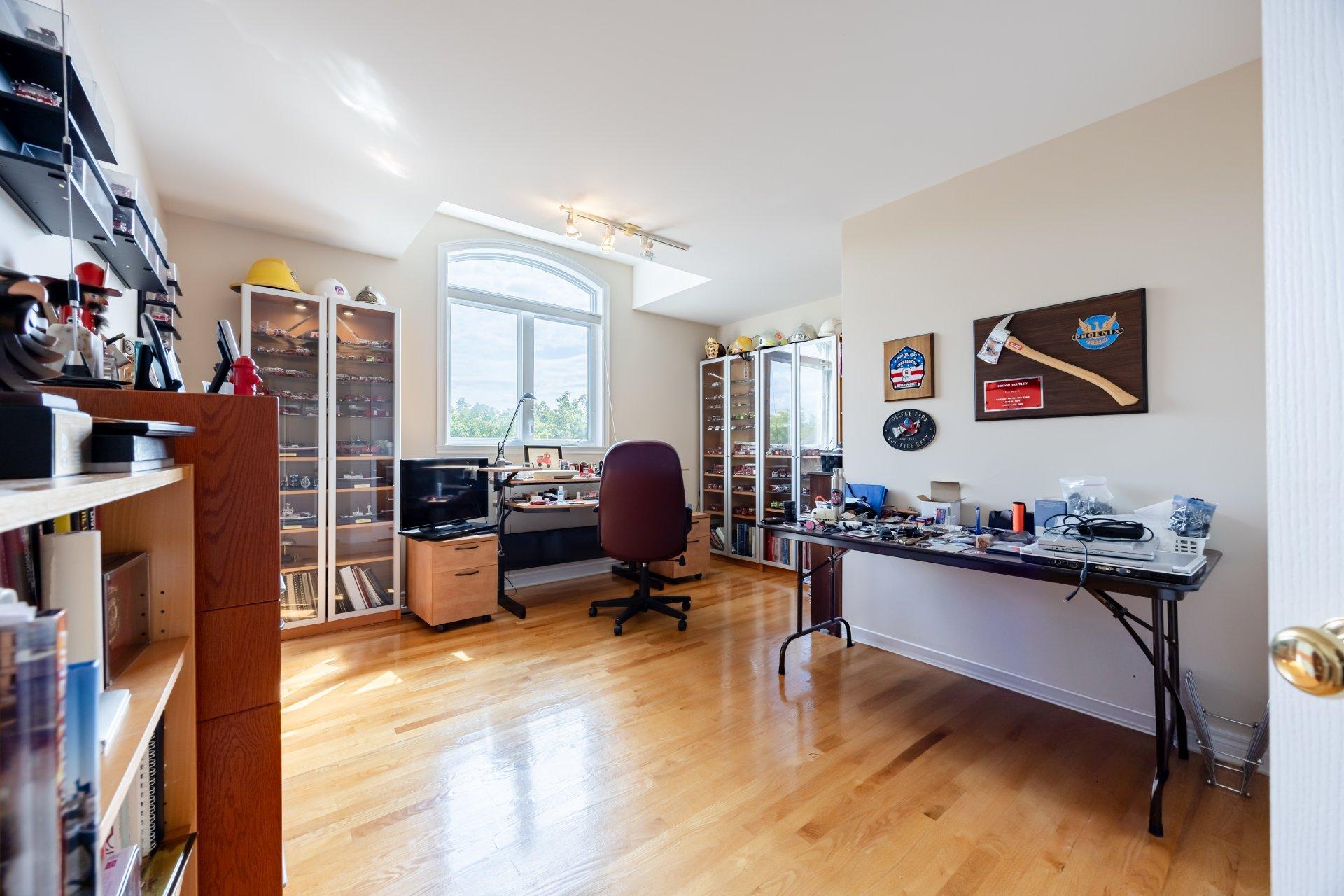 









14


Rue Vincent-Blouin

,
Kirkland,




QC
H9J4B2

