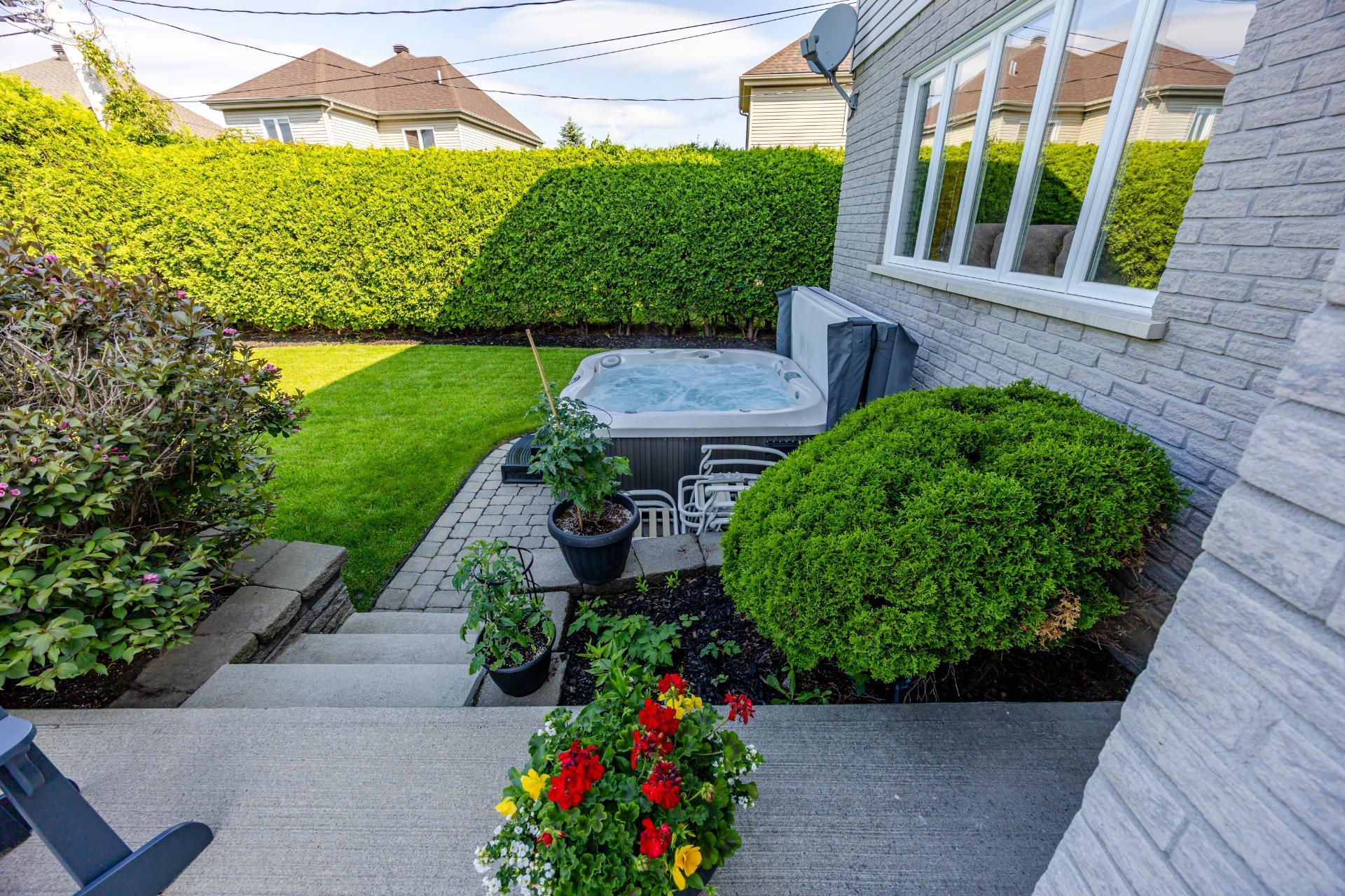 









14


Rue Vincent-Blouin

,
Kirkland,




QC
H9J4B2

