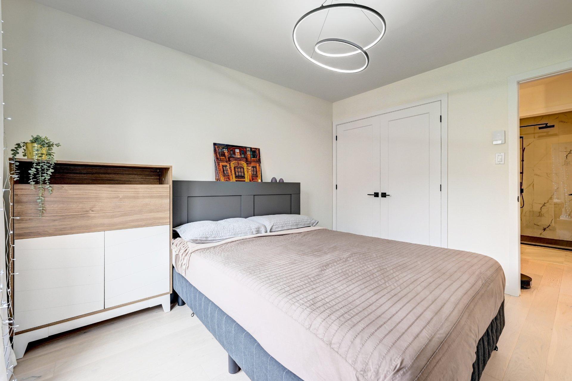 









216


Place Donnacona

,
Dollard-des-Ormeaux,




QC
H9B3J8


