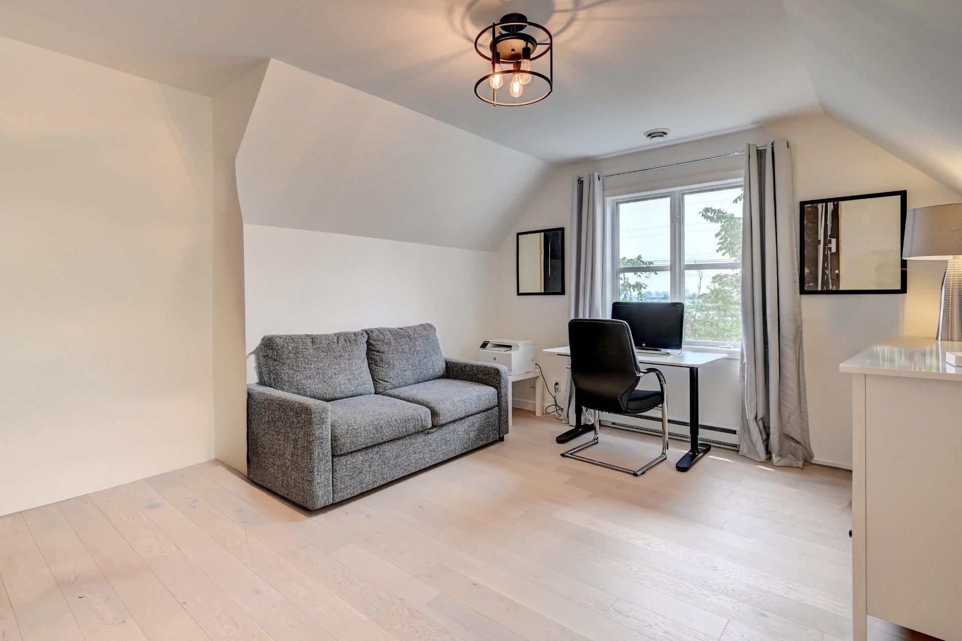









216


Place Donnacona

,
Dollard-des-Ormeaux,




QC
H9B3J8

