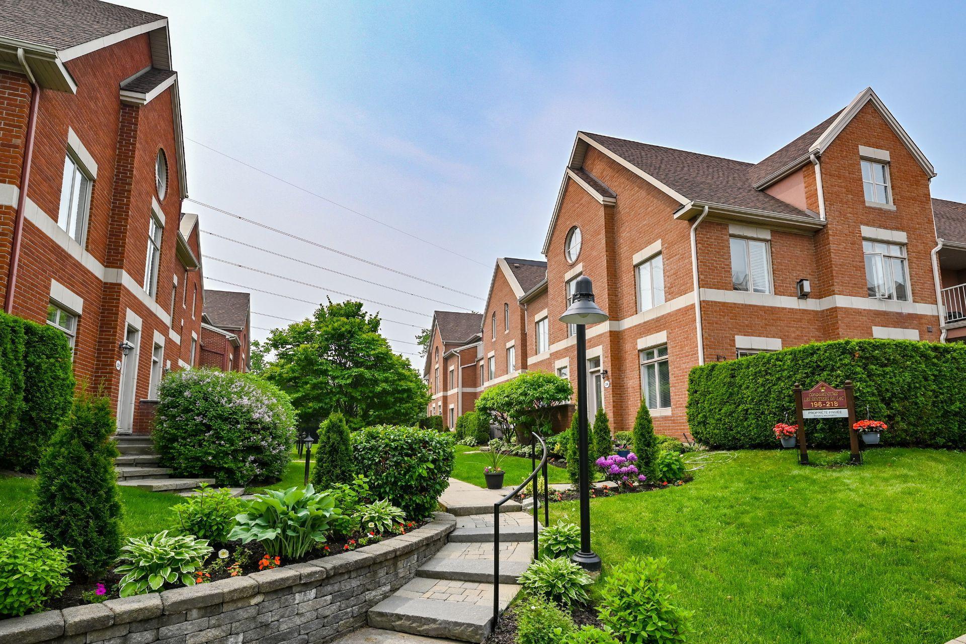 









216


Place Donnacona

,
Dollard-des-Ormeaux,




QC
H9B3J8

