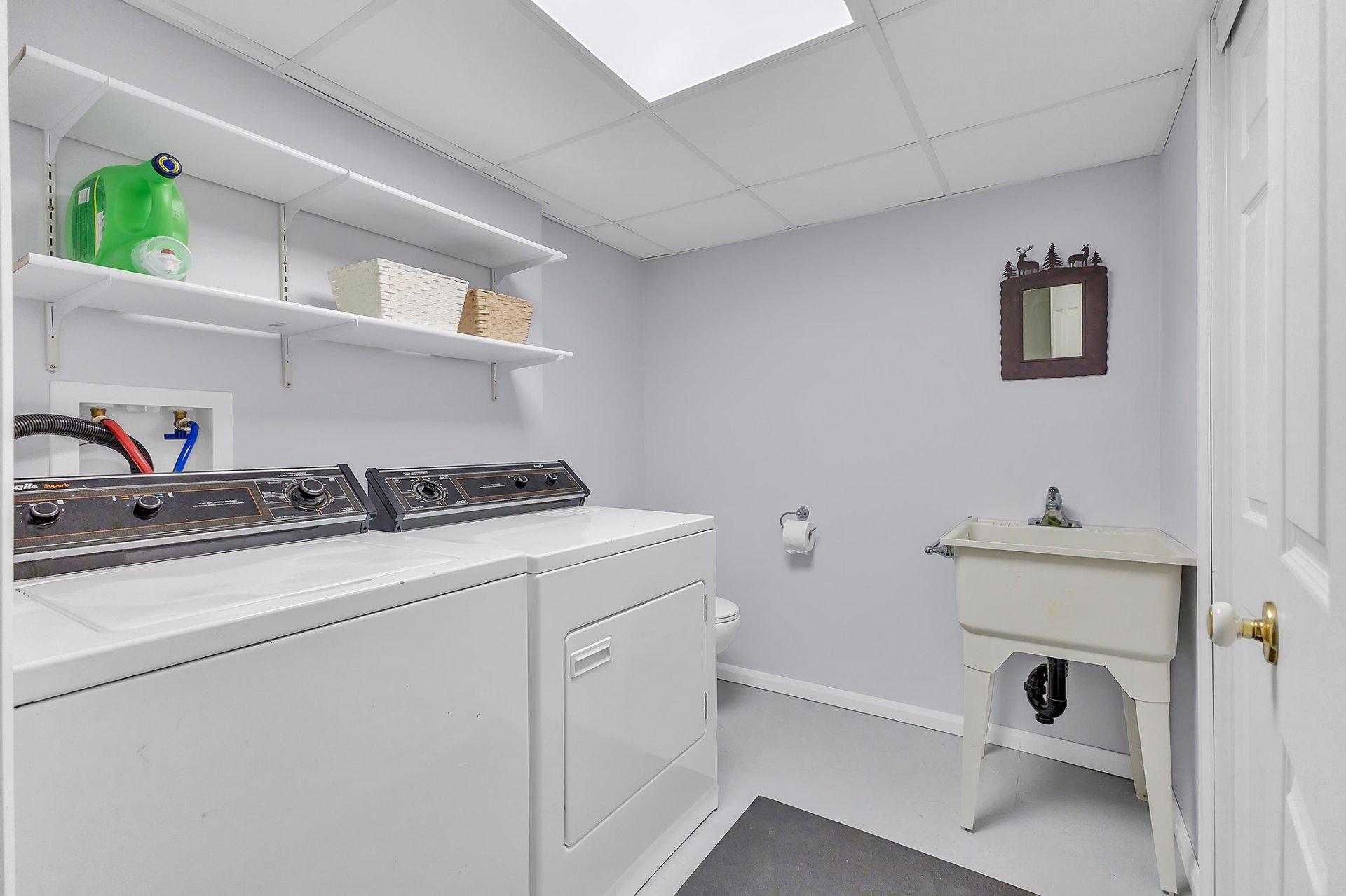 









242


Ch. du Lac-Grand

,
Val-des-Monts,




QC
J8N5J7


