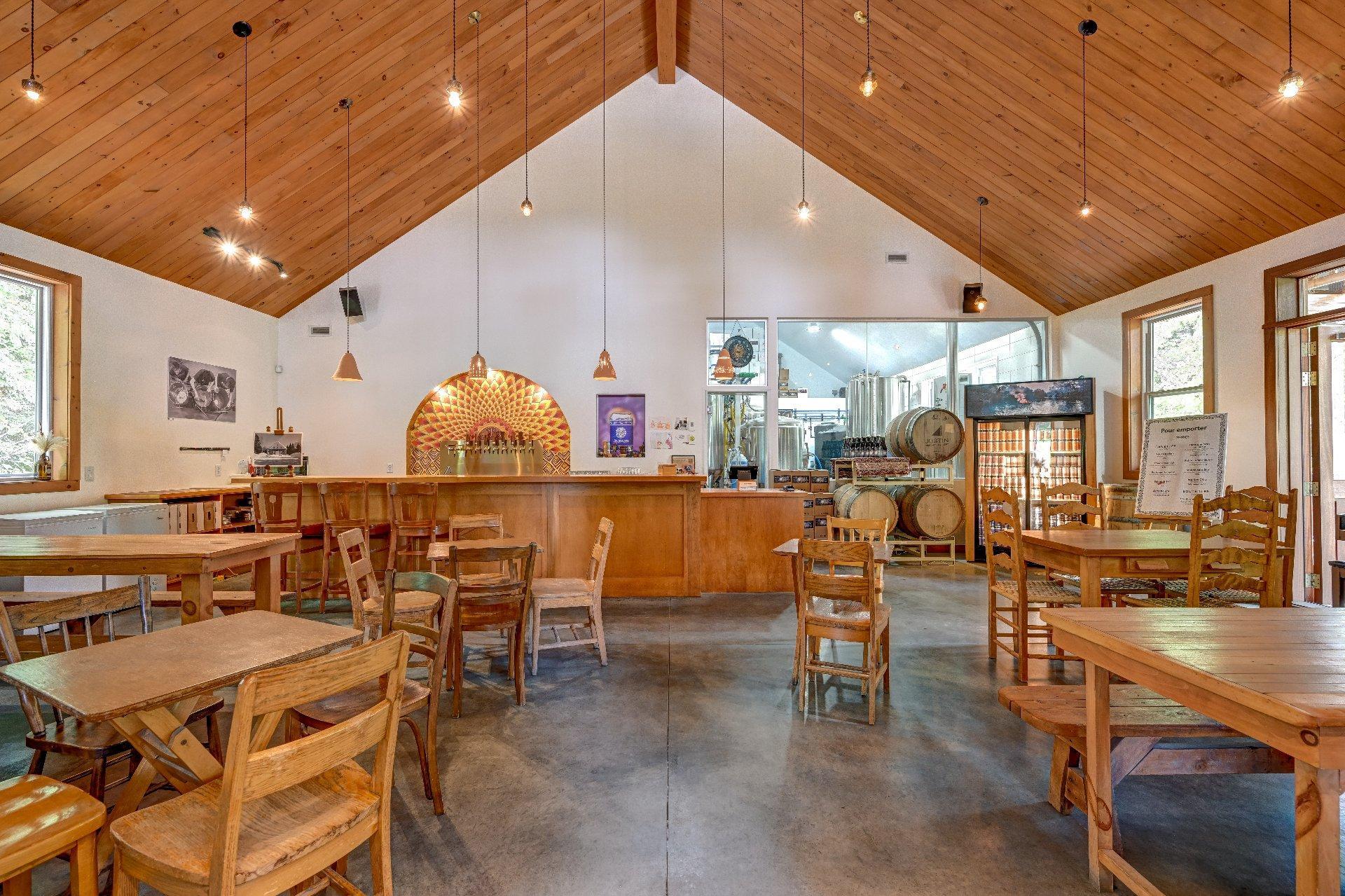 









1201


10e Avenue

,
Val-Morin,




QC
J0T2R0

