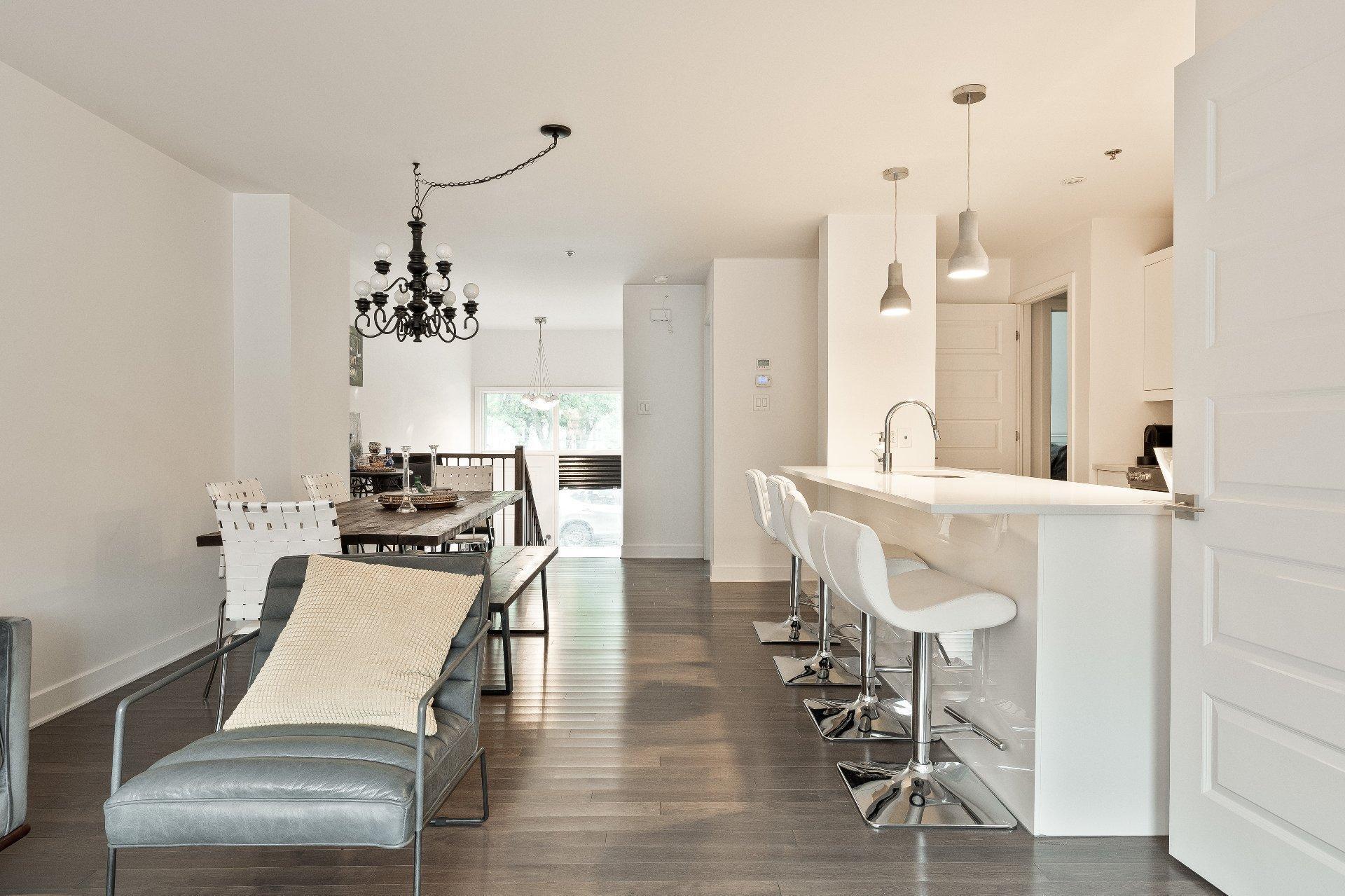 









5780B


Av. Parkhaven

,
Côte-Saint-Luc,




QC
H4W1X9

