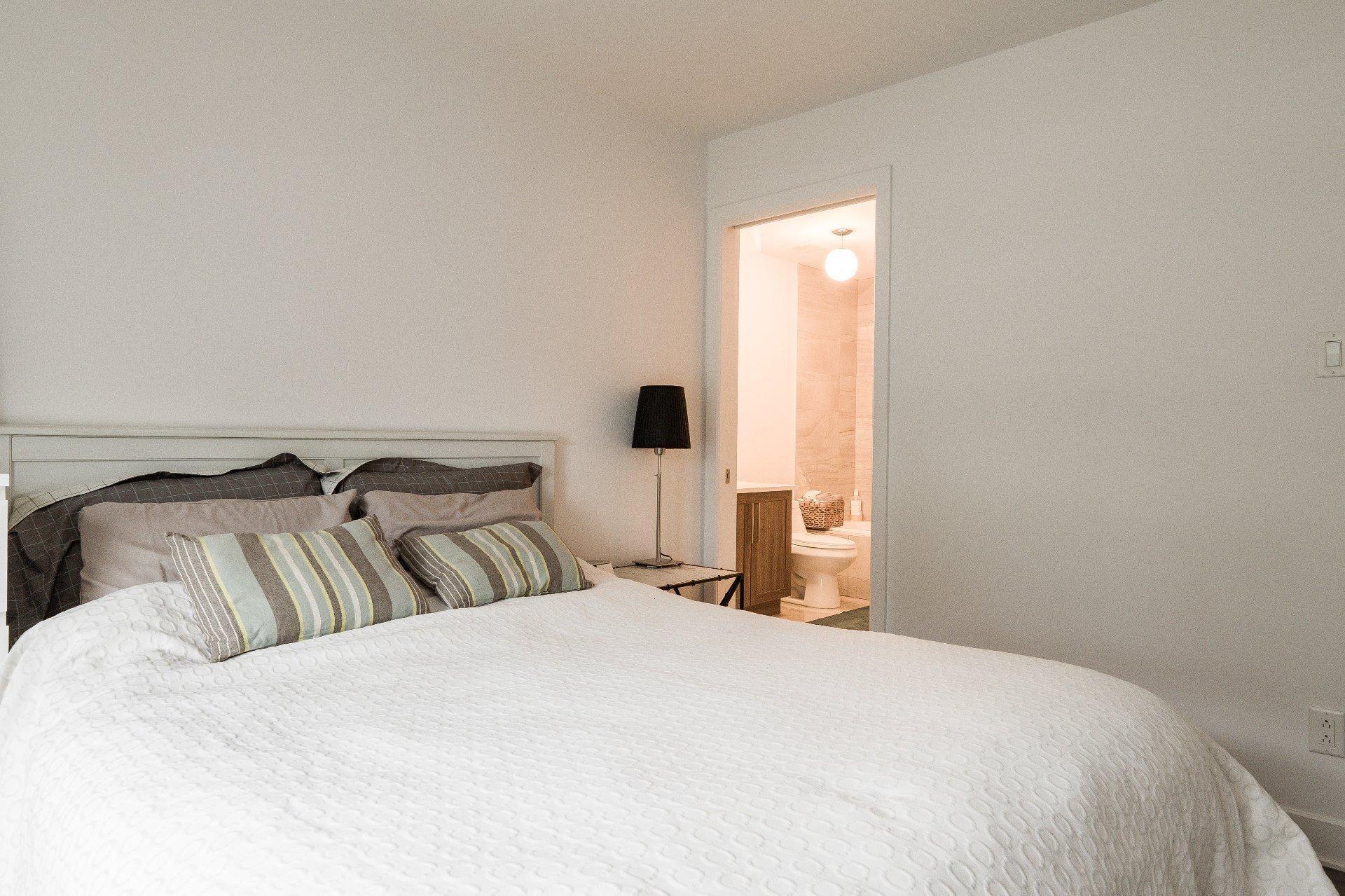 









5780B


Av. Parkhaven

,
Côte-Saint-Luc,




QC
H4W1X9

