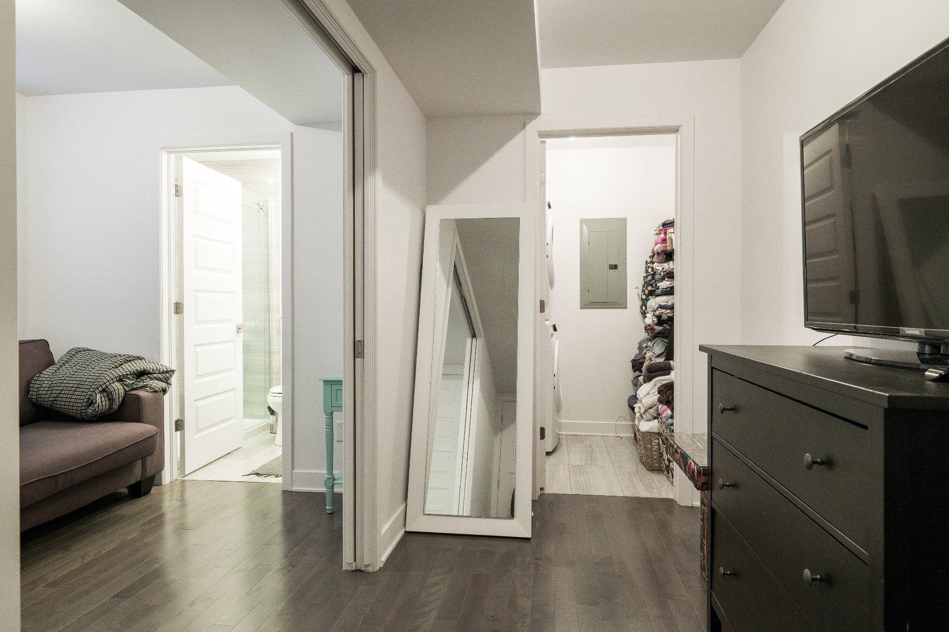 









5780B


Av. Parkhaven

,
Côte-Saint-Luc,




QC
H4W1X9


