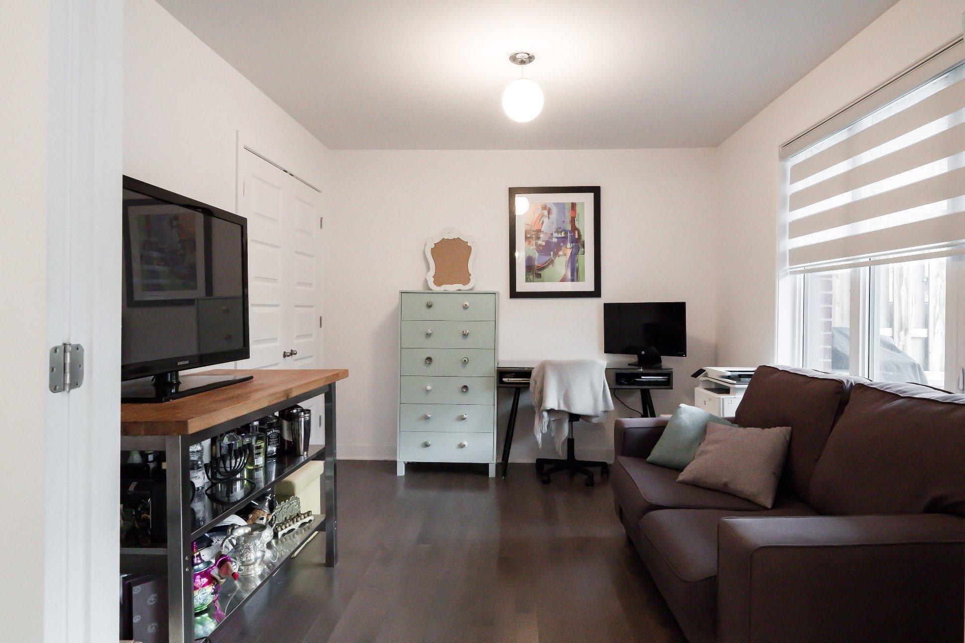 









5780B


Av. Parkhaven

,
Côte-Saint-Luc,




QC
H4W1X9


