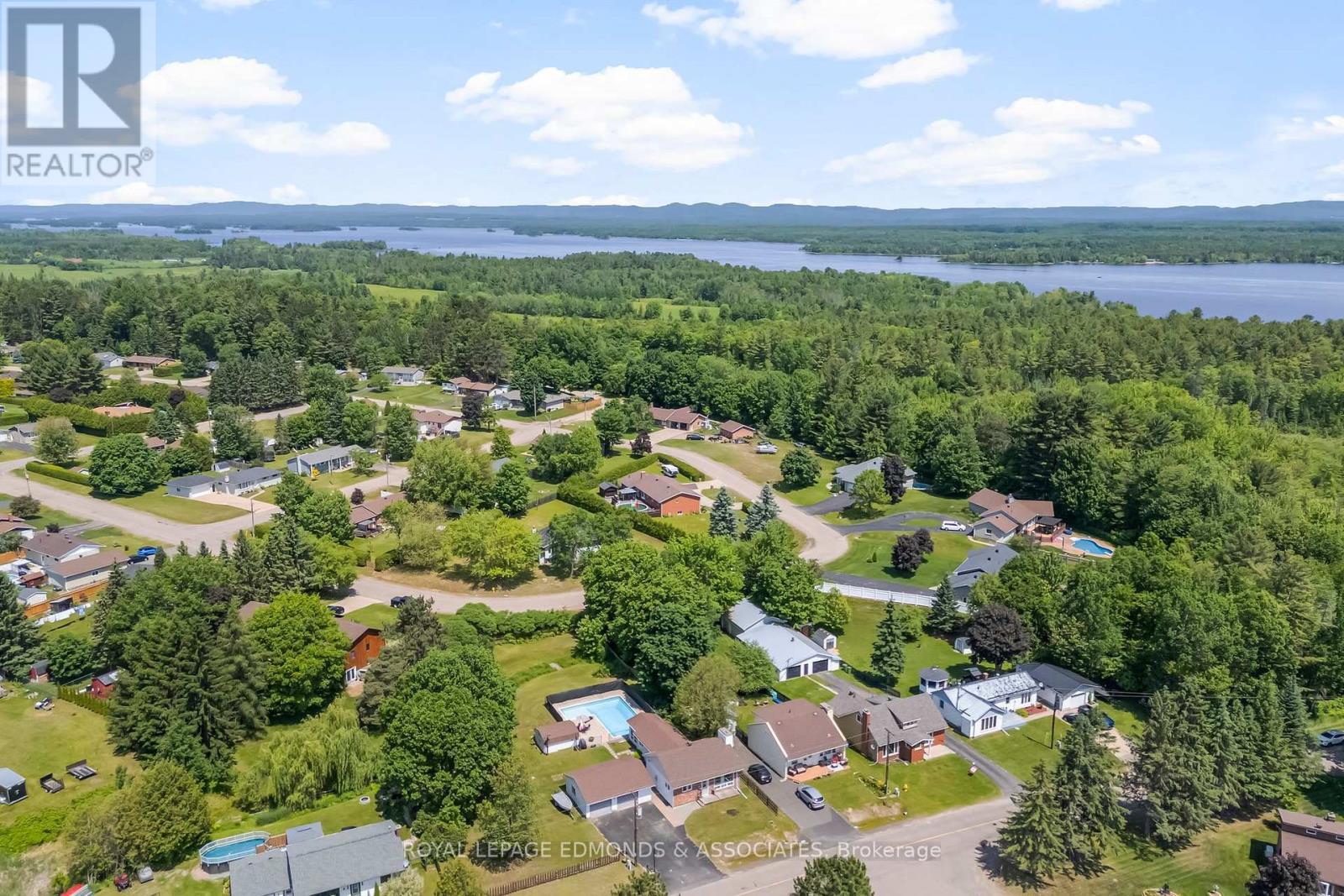 












6 SPRINGHILL CRESCENT

,
Petawawa,




Ontario
K8A7H9

