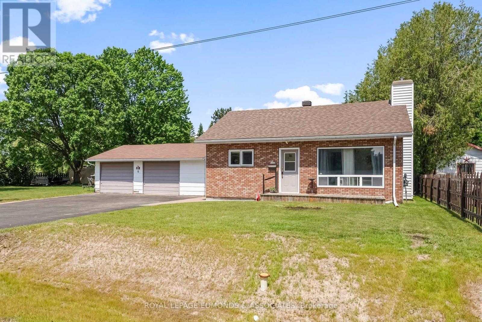 












6 SPRINGHILL CRESCENT

,
Petawawa,




Ontario
K8A7H9

