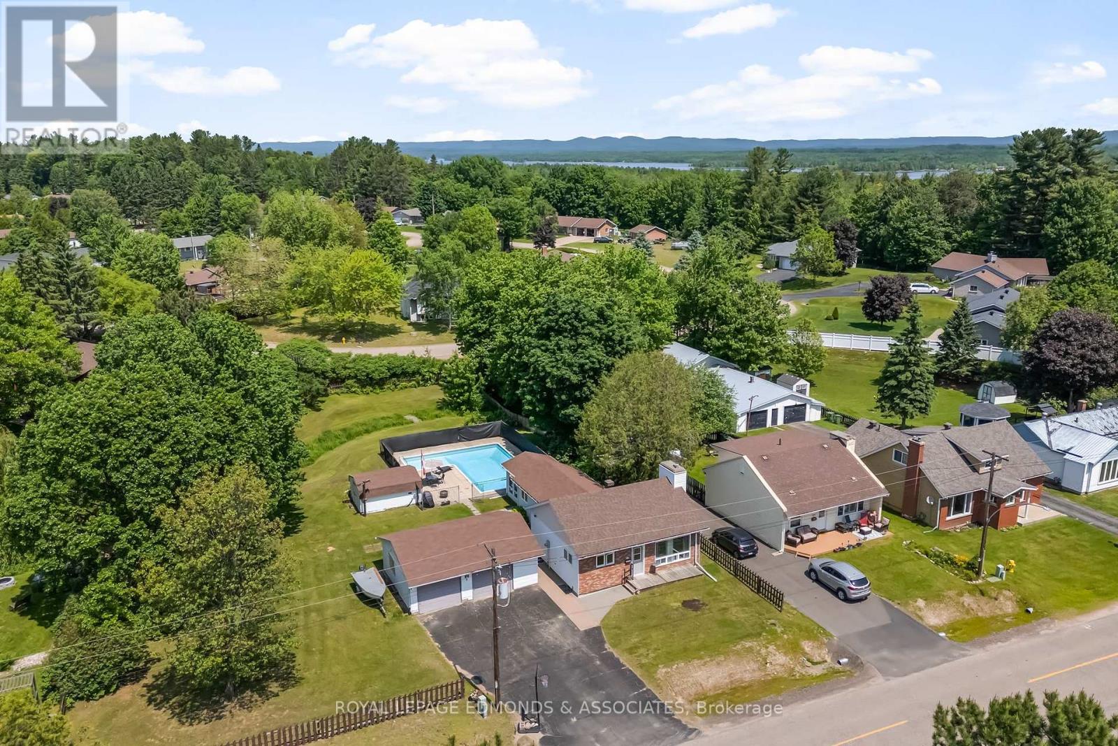 












6 SPRINGHILL CRESCENT

,
Petawawa,




Ontario
K8A7H9

