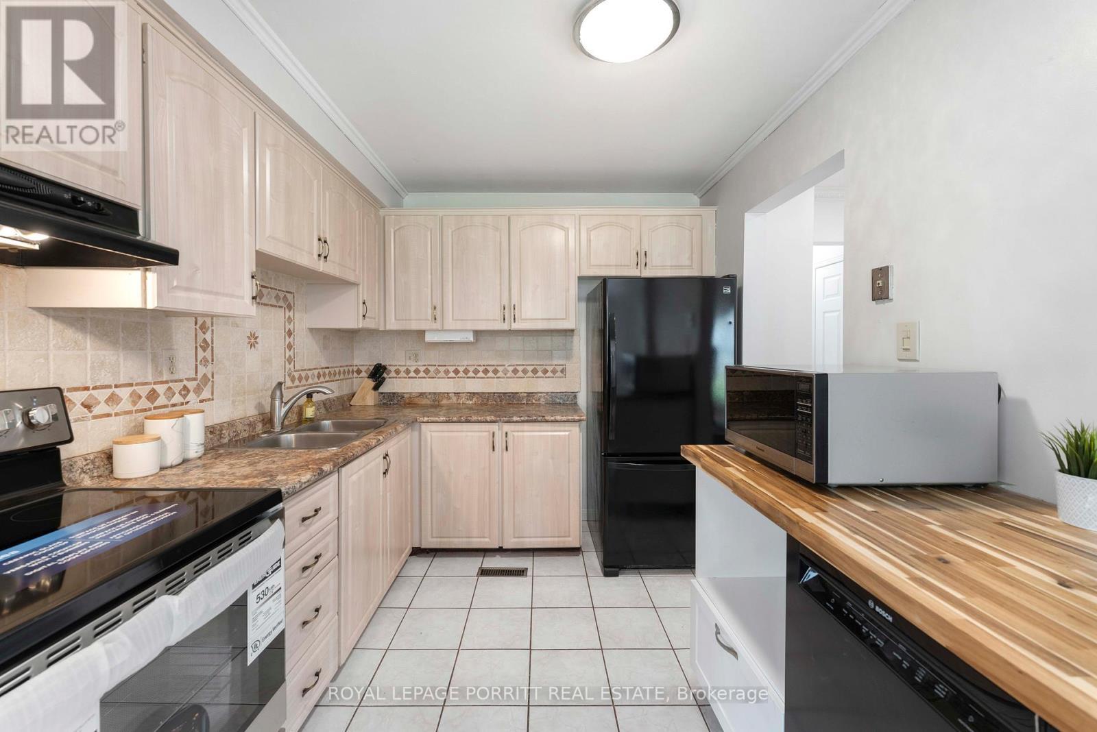 












32 CHAUCER CRESCENT

,
Barrie,




Ontario
L4N4T7

