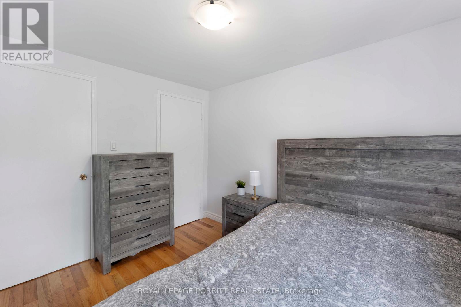 












32 CHAUCER CRESCENT

,
Barrie,




Ontario
L4N4T7

