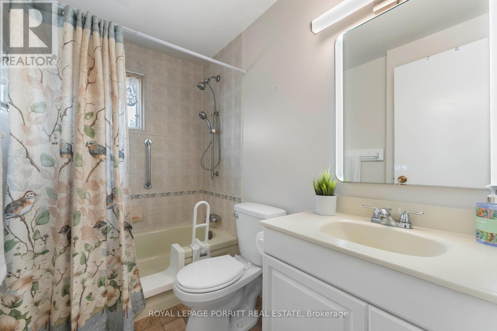












32 CHAUCER CRESCENT

,
Barrie,




Ontario
L4N4T7

