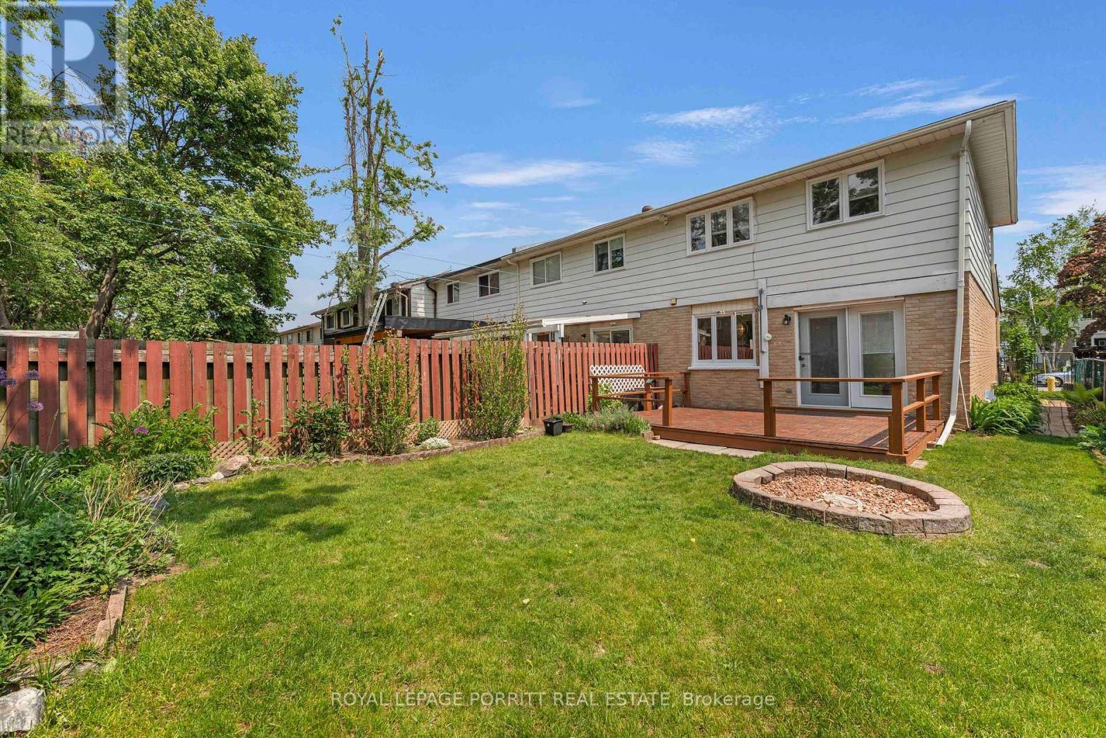












32 CHAUCER CRESCENT

,
Barrie,




Ontario
L4N4T7

