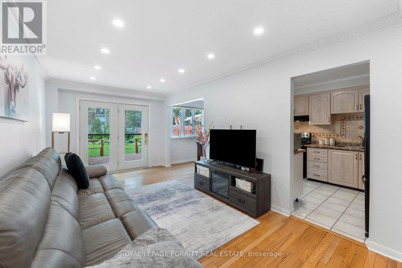












32 CHAUCER CRESCENT

,
Barrie,




Ontario
L4N4T7

