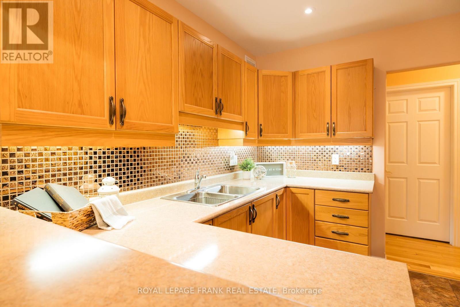 












96 VILLAGE CRESCENT

,
Peterborough West (South),




Ontario
K9J0A9

