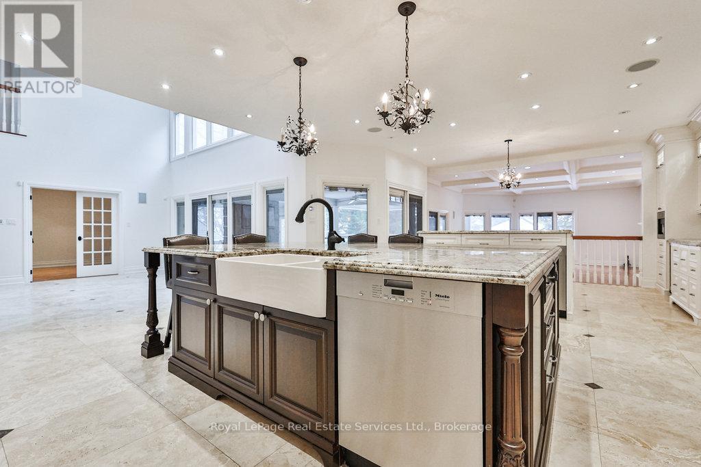 












24 RAYMAR PLACE

,
Oakville (OO Old Oakville),




Ontario
L6J6M1

