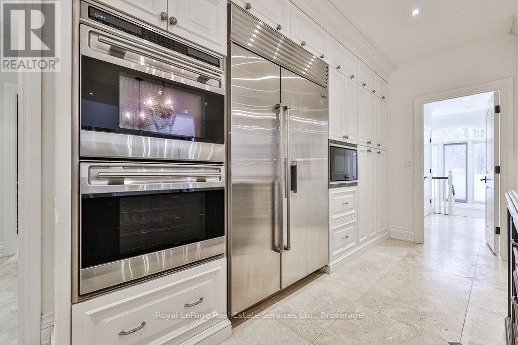 












24 RAYMAR PLACE

,
Oakville (OO Old Oakville),




Ontario
L6J6M1

