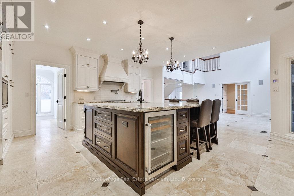 












24 RAYMAR PLACE

,
Oakville (OO Old Oakville),




Ontario
L6J6M1

