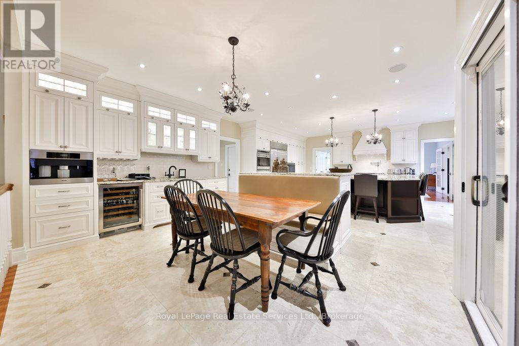 












24 RAYMAR PLACE

,
Oakville (OO Old Oakville),




Ontario
L6J6M1

