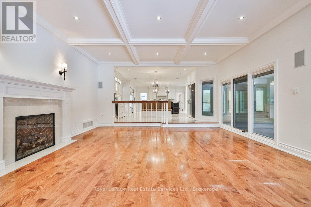 












24 RAYMAR PLACE

,
Oakville (OO Old Oakville),




Ontario
L6J6M1

