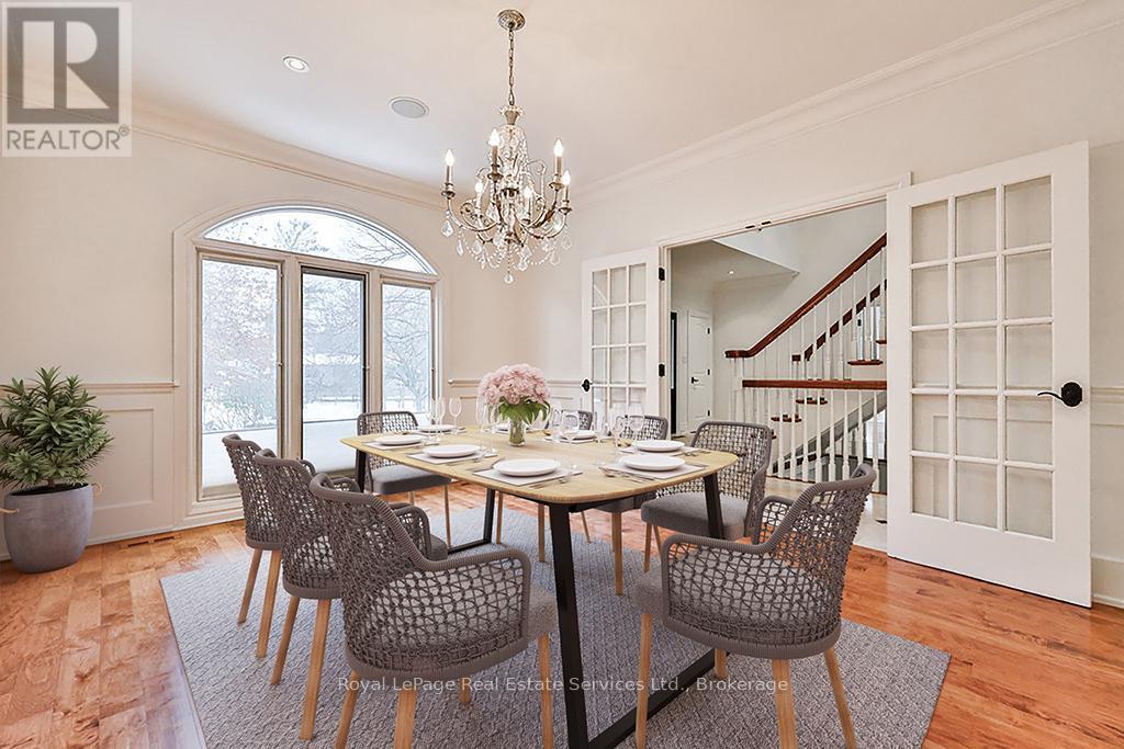 












24 RAYMAR PLACE

,
Oakville (OO Old Oakville),




Ontario
L6J6M1

