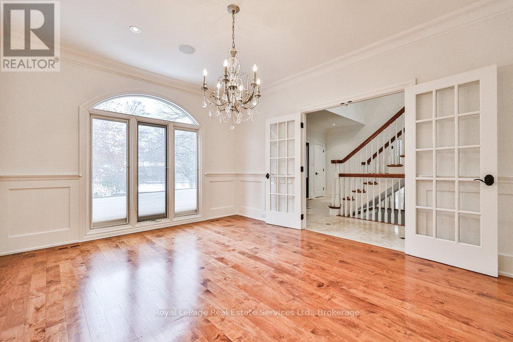 












24 RAYMAR PLACE

,
Oakville (OO Old Oakville),




Ontario
L6J6M1

