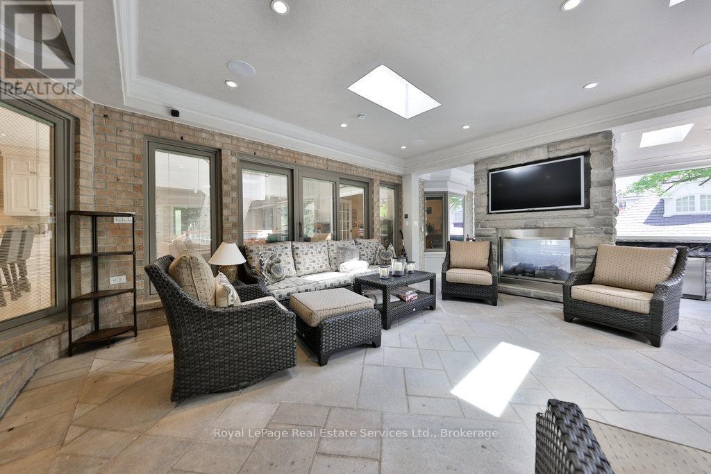 












24 RAYMAR PLACE

,
Oakville (OO Old Oakville),




Ontario
L6J6M1


