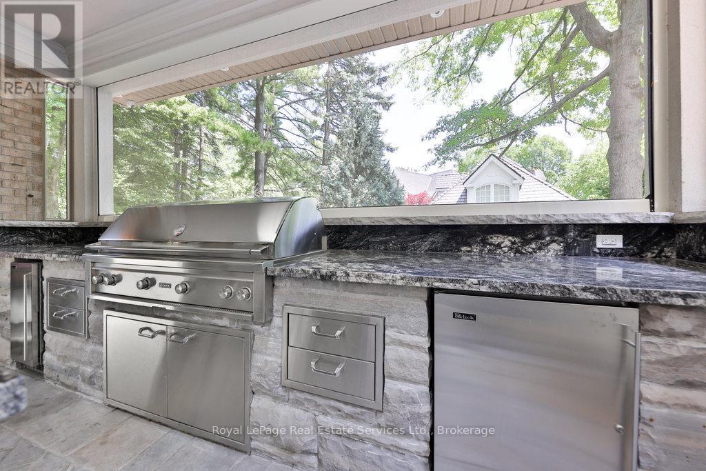 












24 RAYMAR PLACE

,
Oakville (OO Old Oakville),




Ontario
L6J6M1

