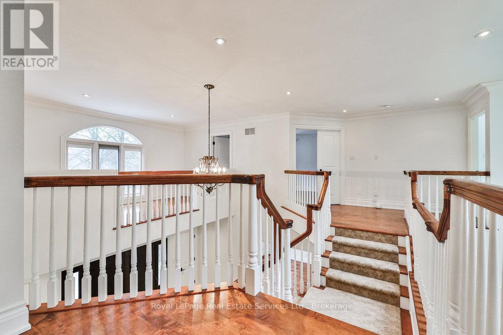 












24 RAYMAR PLACE

,
Oakville (OO Old Oakville),




Ontario
L6J6M1

