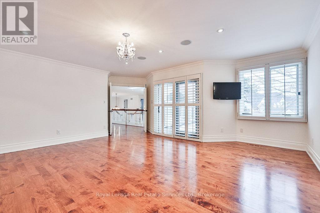 












24 RAYMAR PLACE

,
Oakville (OO Old Oakville),




Ontario
L6J6M1

