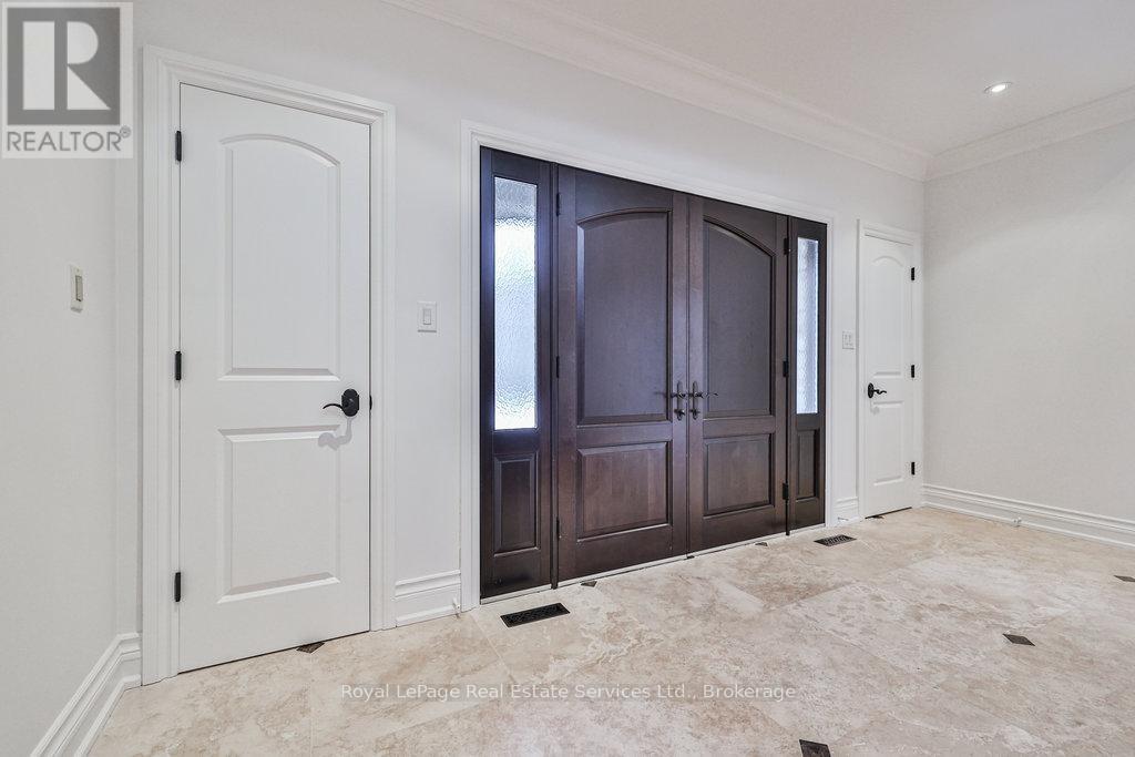












24 RAYMAR PLACE

,
Oakville (OO Old Oakville),




Ontario
L6J6M1

