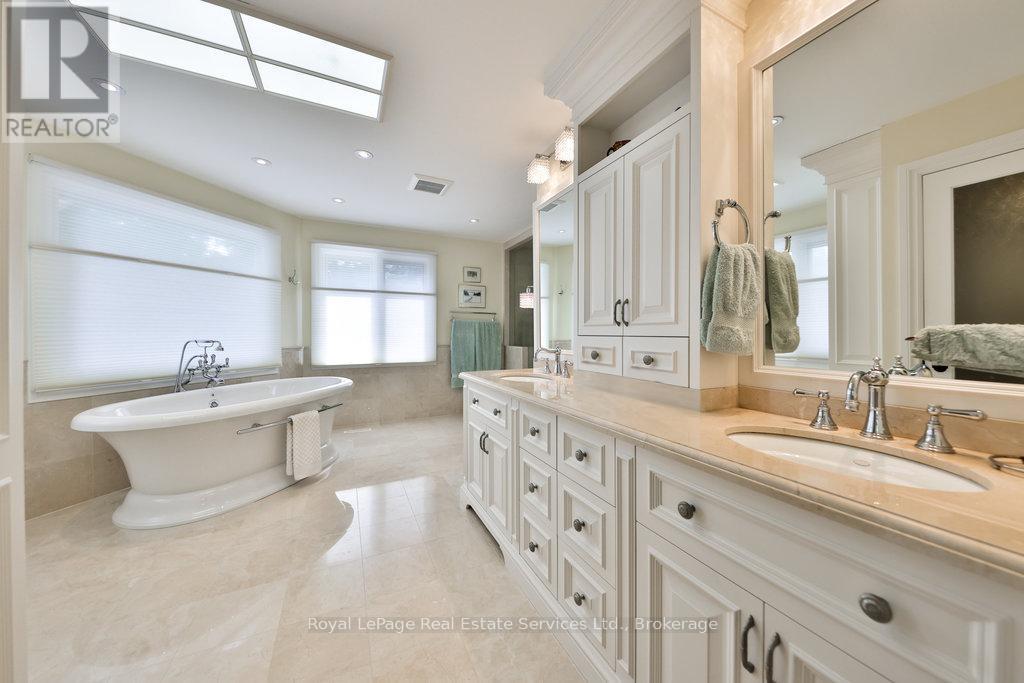 












24 RAYMAR PLACE

,
Oakville (OO Old Oakville),




Ontario
L6J6M1

