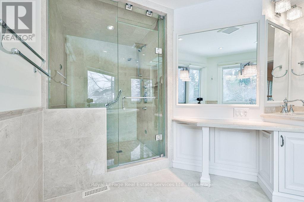 












24 RAYMAR PLACE

,
Oakville (OO Old Oakville),




Ontario
L6J6M1

