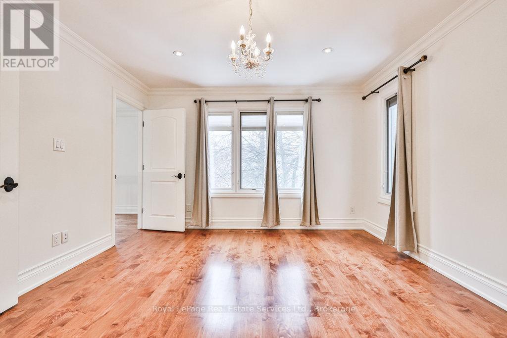 












24 RAYMAR PLACE

,
Oakville (OO Old Oakville),




Ontario
L6J6M1

