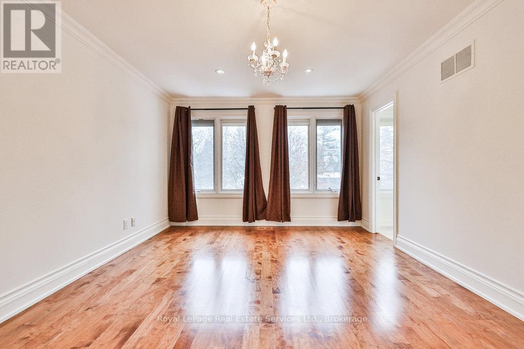 












24 RAYMAR PLACE

,
Oakville (OO Old Oakville),




Ontario
L6J6M1

