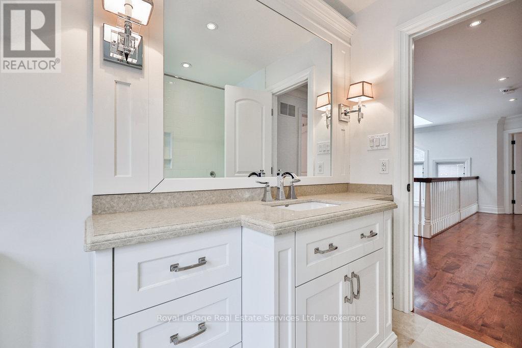 












24 RAYMAR PLACE

,
Oakville (OO Old Oakville),




Ontario
L6J6M1

