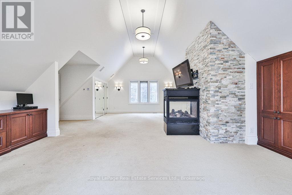 












24 RAYMAR PLACE

,
Oakville (OO Old Oakville),




Ontario
L6J6M1

