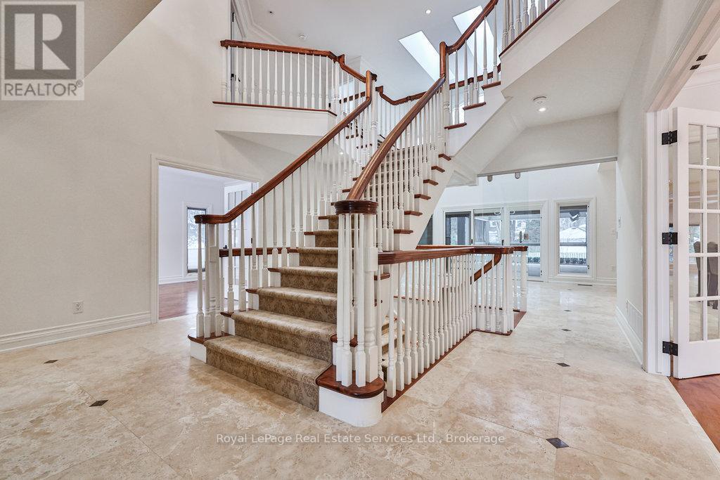












24 RAYMAR PLACE

,
Oakville (OO Old Oakville),




Ontario
L6J6M1

