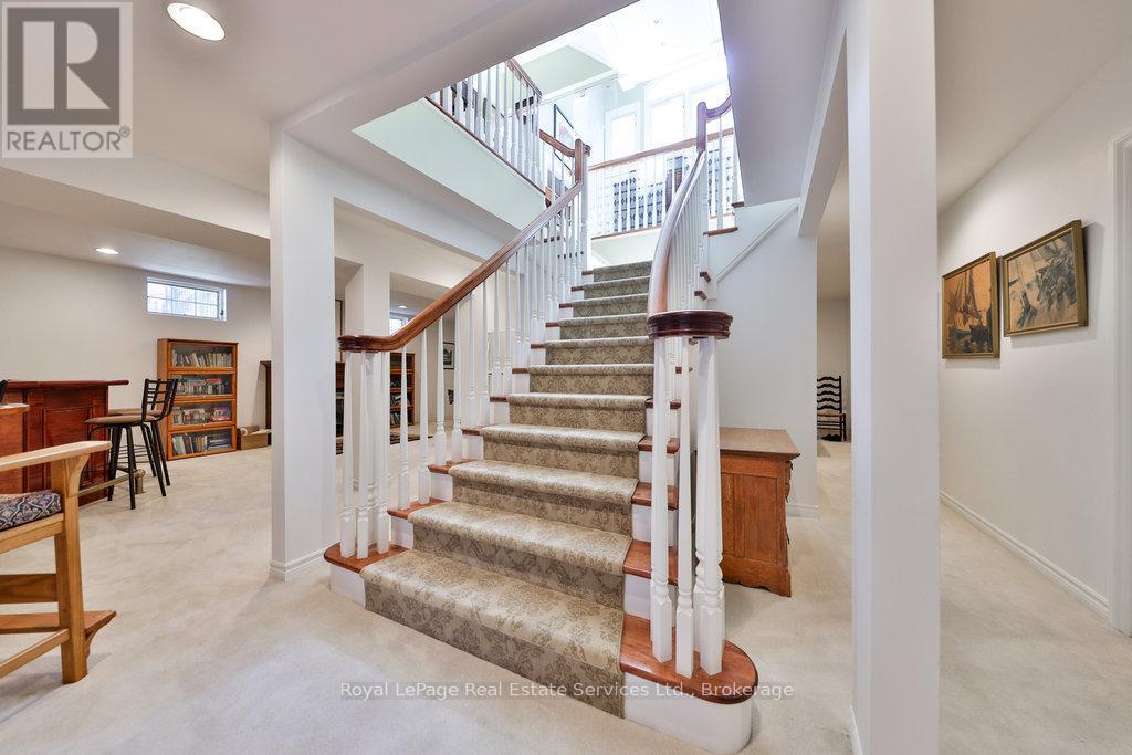 












24 RAYMAR PLACE

,
Oakville (OO Old Oakville),




Ontario
L6J6M1


