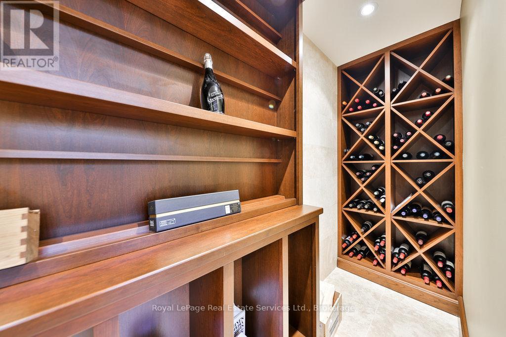 












24 RAYMAR PLACE

,
Oakville (OO Old Oakville),




Ontario
L6J6M1

