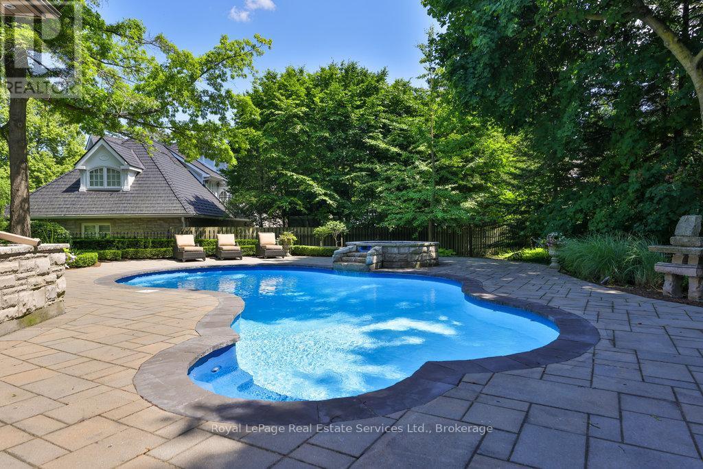 












24 RAYMAR PLACE

,
Oakville (OO Old Oakville),




Ontario
L6J6M1

