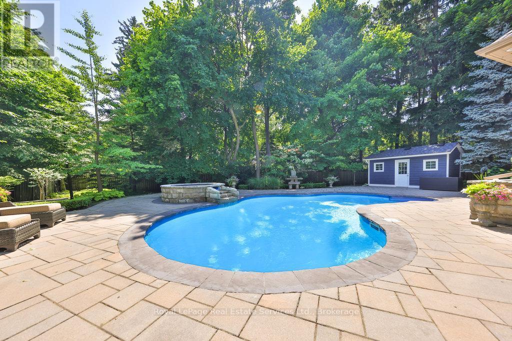 












24 RAYMAR PLACE

,
Oakville (OO Old Oakville),




Ontario
L6J6M1

