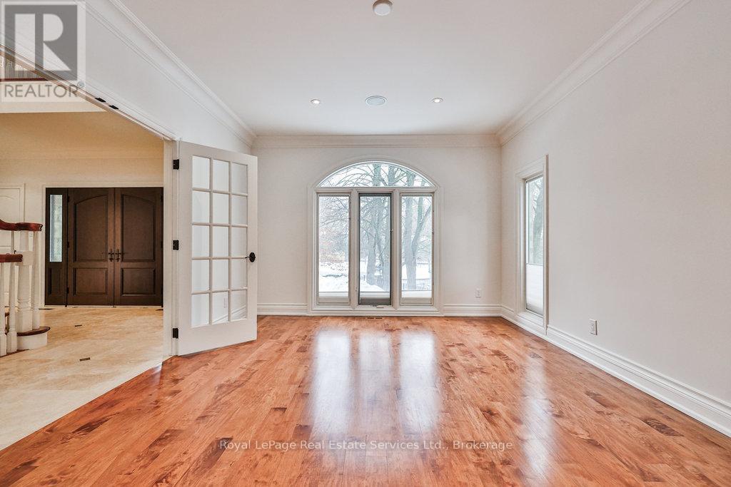 












24 RAYMAR PLACE

,
Oakville (OO Old Oakville),




Ontario
L6J6M1

