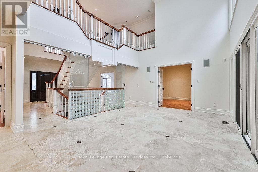 












24 RAYMAR PLACE

,
Oakville (OO Old Oakville),




Ontario
L6J6M1

