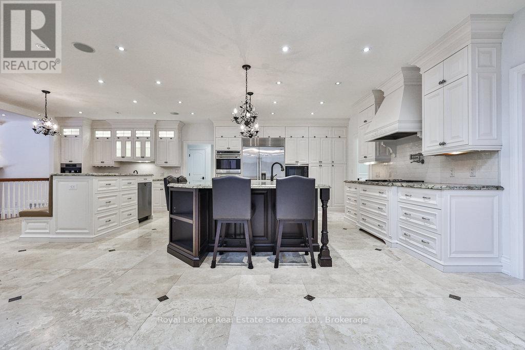 












24 RAYMAR PLACE

,
Oakville (OO Old Oakville),




Ontario
L6J6M1

