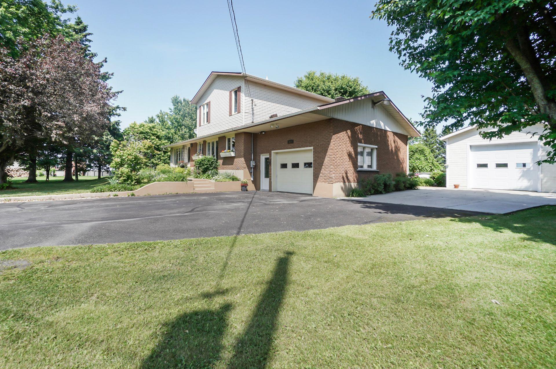 









603


Ch. du Ruisseau-St-Louis E.

,
Marieville,




QC
J3M1P1

