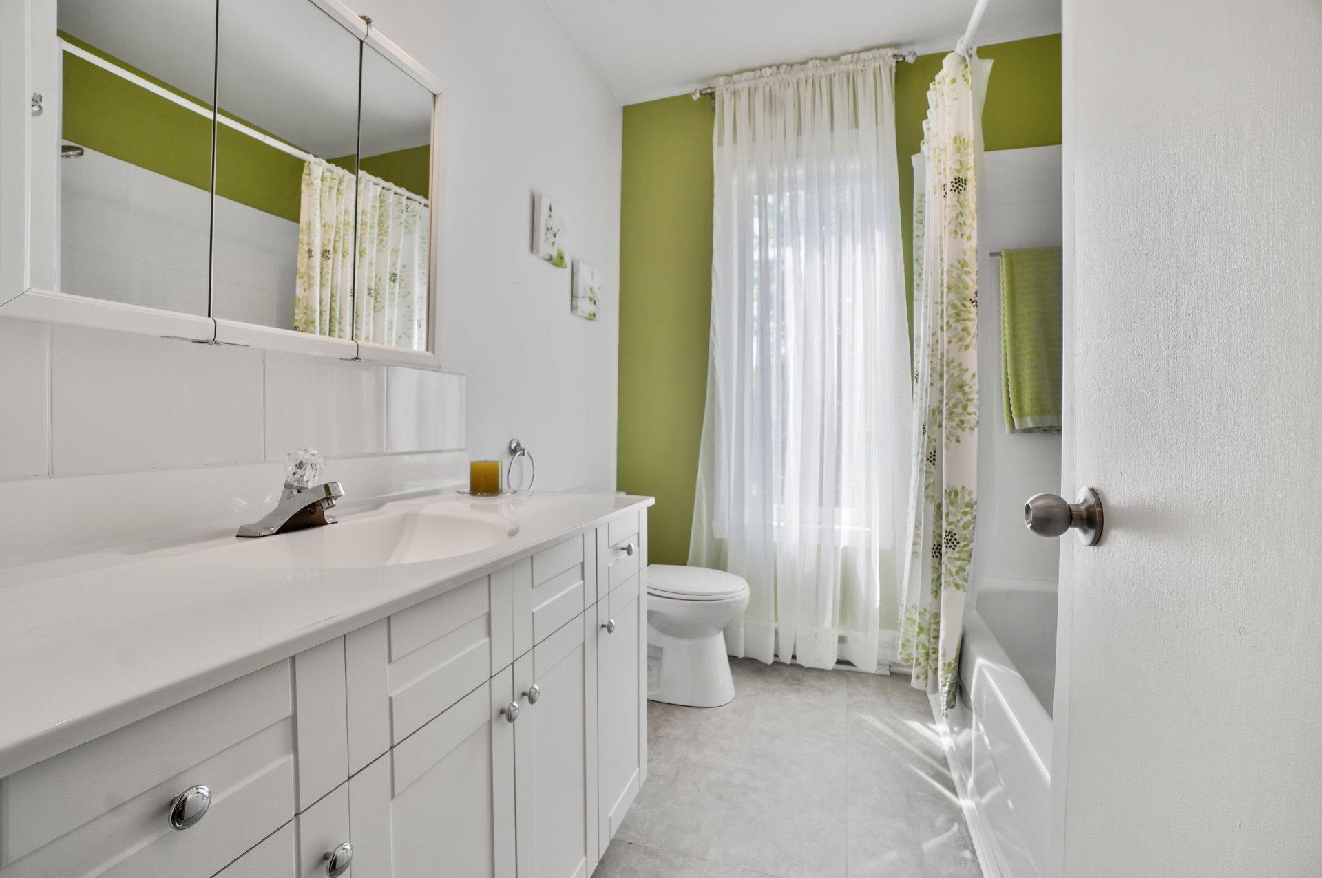 









603


Ch. du Ruisseau-St-Louis E.

,
Marieville,




QC
J3M1P1

